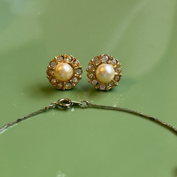 Timeless Vintage Faux Pearl Heart Bracelet and Rhinestone Earrings Set Classic - Picture 2 of 12